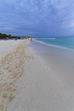günbatımı Karayipler beach üzerinde.