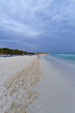 günbatımı Karayipler beach üzerinde.