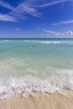 Kristal su ile Karayipler beach.