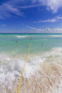 Kristal su ile Karayipler beach.