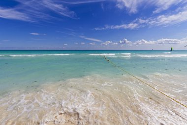 Kristal su ile Karayipler beach.