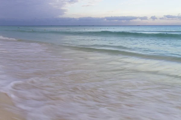 Tramonto sulla spiaggia dei Caraibi . — Foto Stock