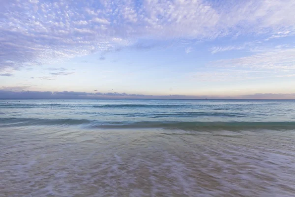 Puesta de sol sobre la playa del Caribe . — Foto de Stock