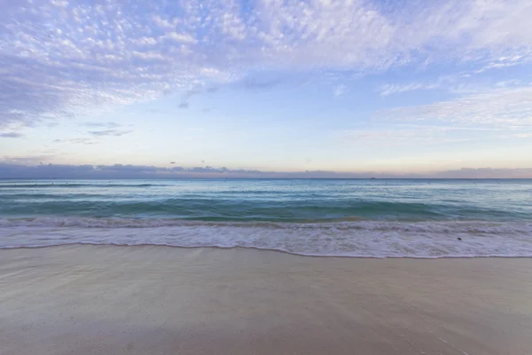 Sonnenuntergang über karibischem Strand. — Stockfoto