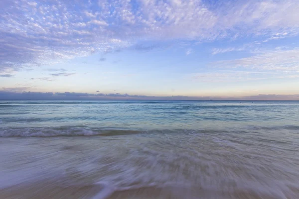 Sonnenuntergang über karibischem Strand. — Stockfoto