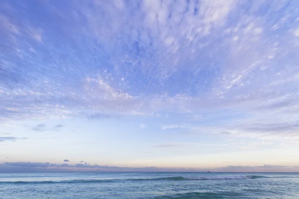 Sonnenuntergang über karibischem Strand. — Stockfoto