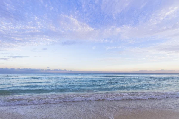 Sonnenuntergang über karibischem Strand. — Stockfoto