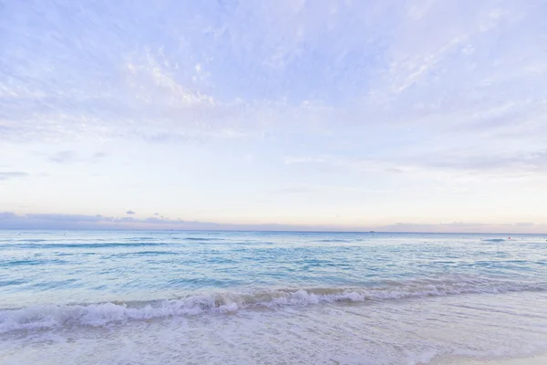Puesta de sol sobre la playa del Caribe . — Foto de Stock