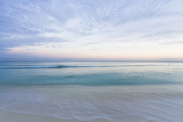 Naplemente, Karib-tengeri strandra. — Stock Fotó