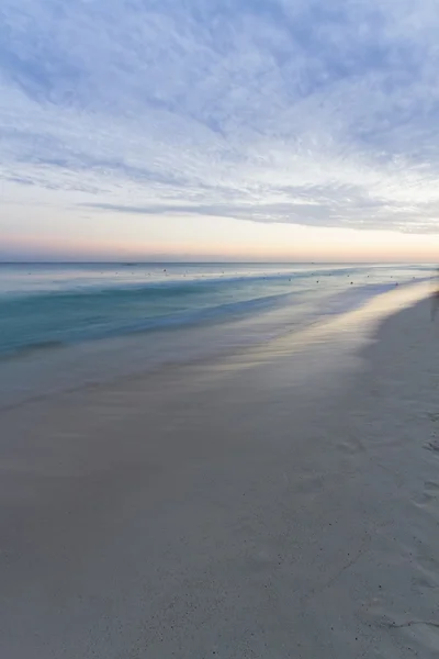 Sonnenuntergang über karibischem Strand. — Stockfoto