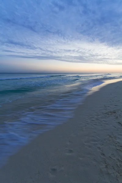 Puesta de sol sobre la playa del Caribe . — Foto de Stock