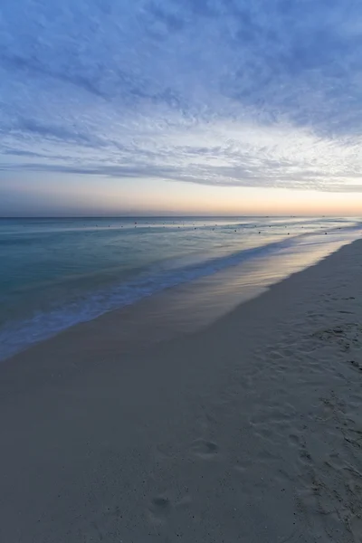 Západ slunce nad karibské pláži. — Stock fotografie