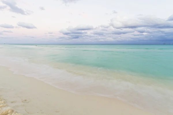 Puesta de sol en la playa caribeña . — Foto de Stock