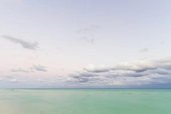 Puesta de sol en la playa caribeña . — Foto de Stock