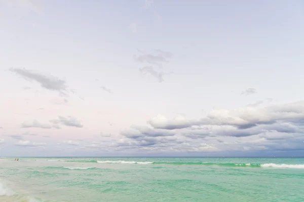 Sonnenuntergang am karibischen Strand. — Stockfoto