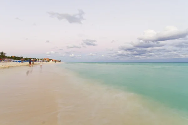 Puesta de sol en la playa caribeña . — Foto de Stock