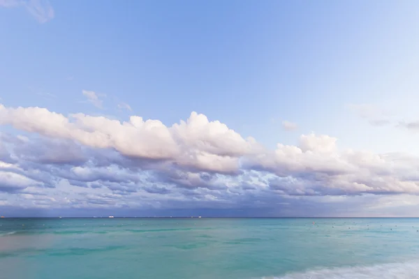 Puesta de sol en la playa caribeña . —  Fotos de Stock