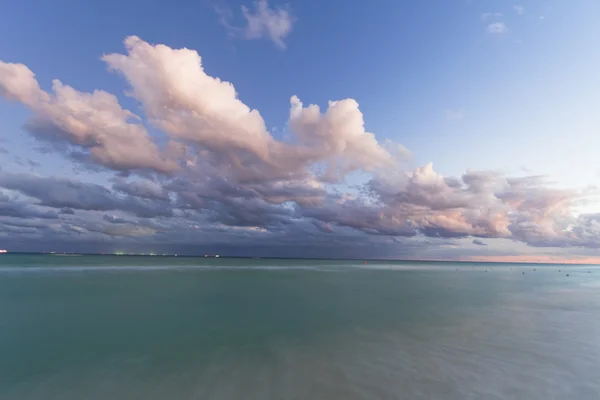 Sonnenuntergang am karibischen Strand. — Stockfoto