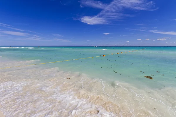 Карибский пляж с кристальной водой . — стоковое фото