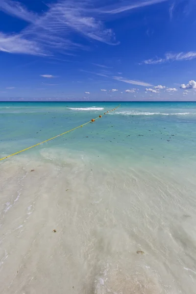 Карибский пляж с кристальной водой . — стоковое фото