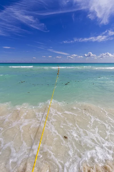 Karibské pláži s křišťálově čistou vodou. — Stock fotografie