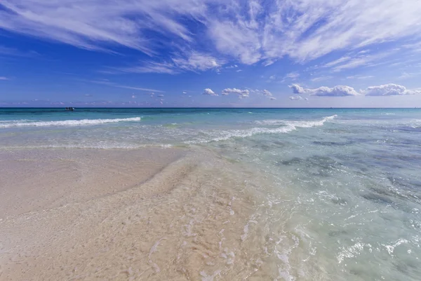Karibikstrand mit kristallklarem Wasser. — Stockfoto