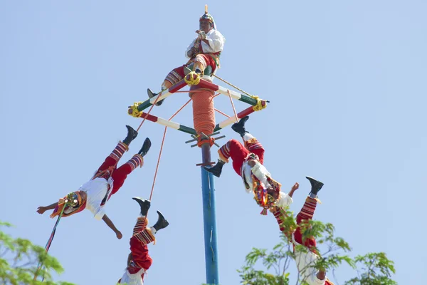 Mayans voadores realizando — Fotografia de Stock