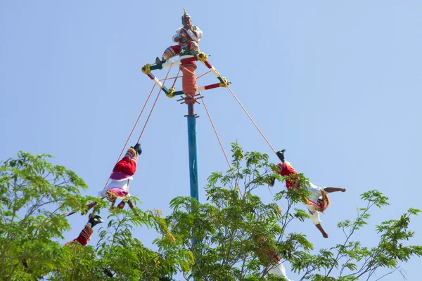 Mayans voadores realizando — Fotografia de Stock