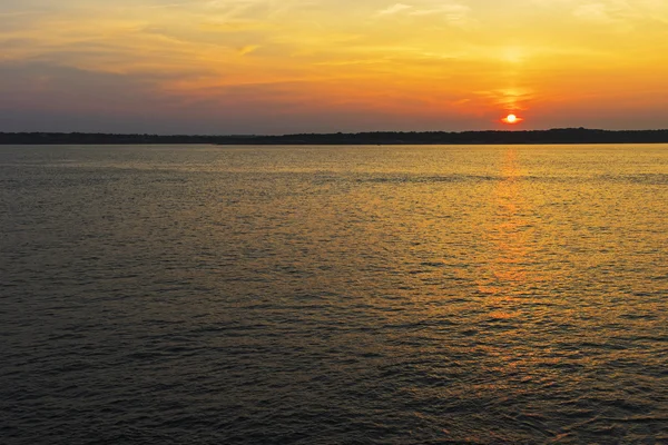 Belo pôr do sol sobre o oceano . — Fotografia de Stock