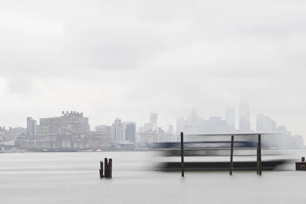 Nueva York en un día de niebla . — Foto de Stock