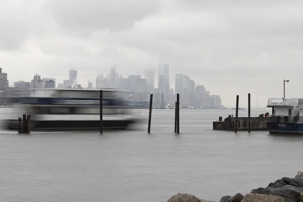 Nueva York en un día de niebla . — Foto de Stock