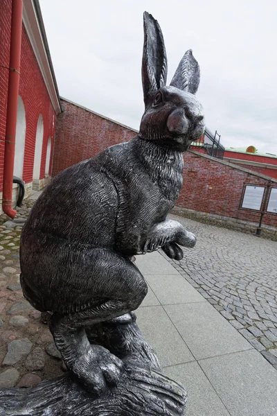 Escultura de bronce de liebre — Foto de Stock