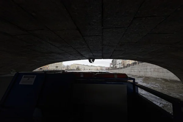 Blick vom Boot unter Brücke — Stockfoto