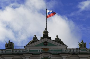 Kışlık Sarayın ele Rus bayrağı