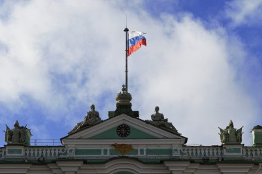 Kışlık Sarayın ele Rus bayrağı