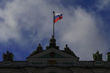 Kışlık Sarayın ele Rus bayrağı