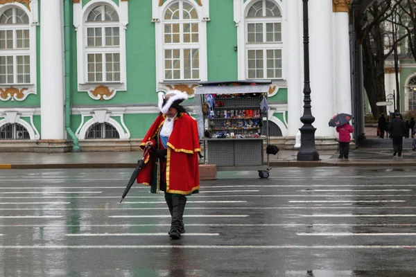 Man in costume  near Winter Palace — Stock Photo, Image