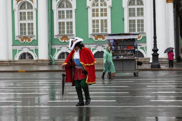 Homem de traje perto do Palácio de Inverno — Fotografia de Stock