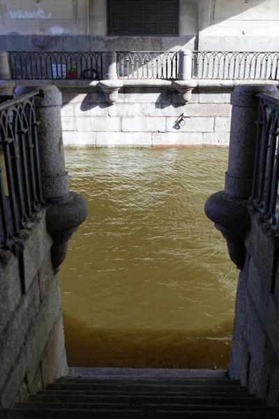 Passos de pedra que levam ao canal — Fotografia de Stock