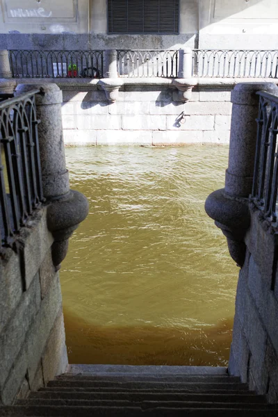 Marches en pierre menant au canal — Photo