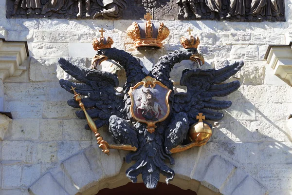 Двуглавый орёл на воротах крепости — стоковое фото