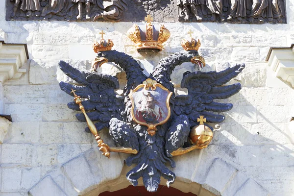 Aigle à double tête sur la porte de la forteresse — Photo