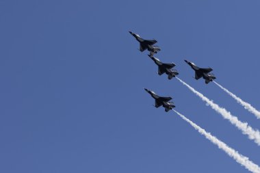 USAF Thunderbirds hava Dublörler yapmak