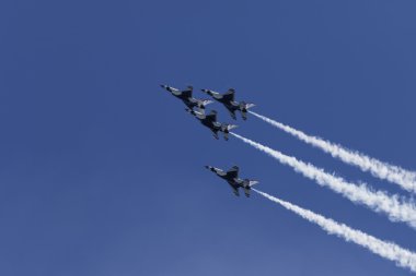 USAF Thunderbirds hava Dublörler yapmak