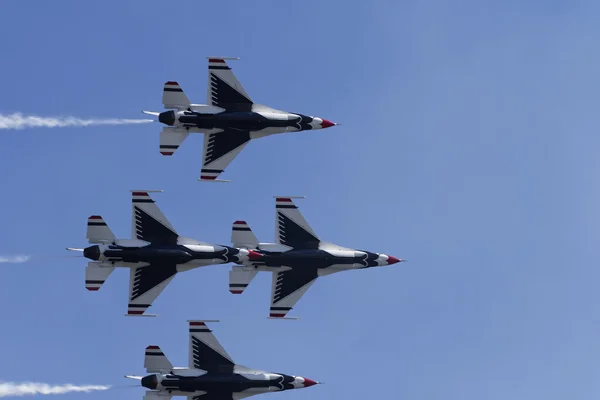 USAF Thunderbirds utför antenn stunts — Stockfoto