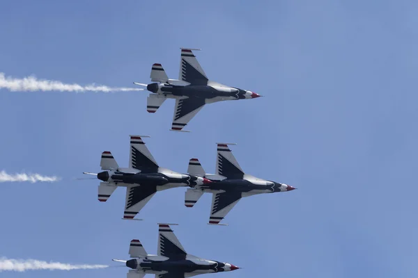 USAF Thunderbirds performing aerial stunts — Stock Photo, Image