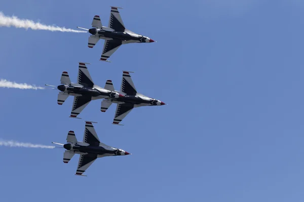 USAF Thunderbirds performing aerial stunts — Stock Photo, Image