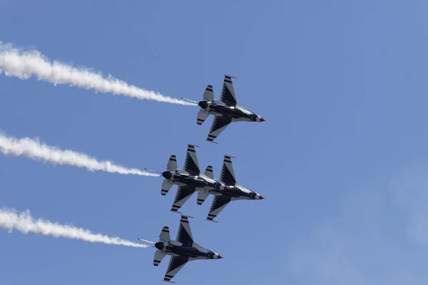 USAF Thunderbirds performing aerial stunts — Stock Photo, Image