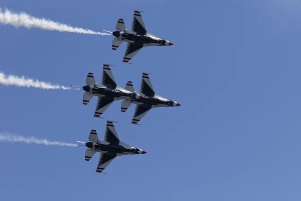 USAF Thunderbirds performing aerial stunts — Stock Photo, Image