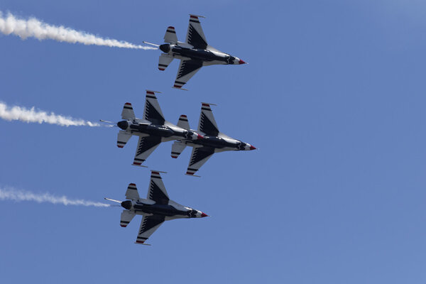 USAF Thunderbirds performing aerial stunts